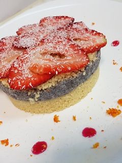 O poză a rețetei Budincă de couscous cu budincă de chia și căpșune.