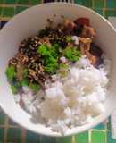 Carne al wok con arroz blanco