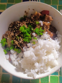 Una foto de Carne al wok con arroz blanco
