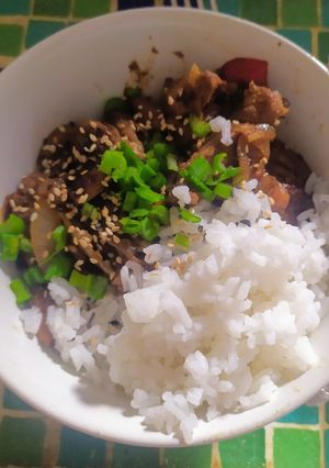 Una foto de Carne al wok con arroz blanco