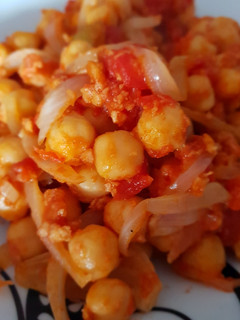Una foto de Garbanzos fritos con tomate