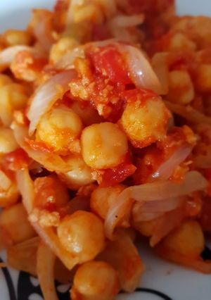 Una foto de Garbanzos fritos con tomate