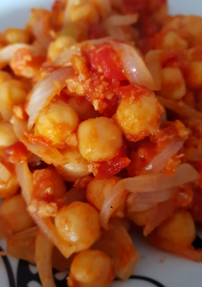 Una foto de Garbanzos fritos con tomate