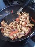 Pollo saltado criollo