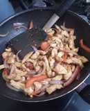Pollo saltado criollo