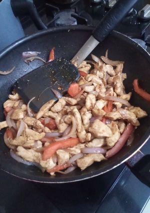 Una foto de Pollo saltado criollo