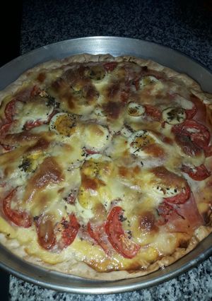 Una foto de Tarta de jamón, tomate, huevos y queso cremoso
