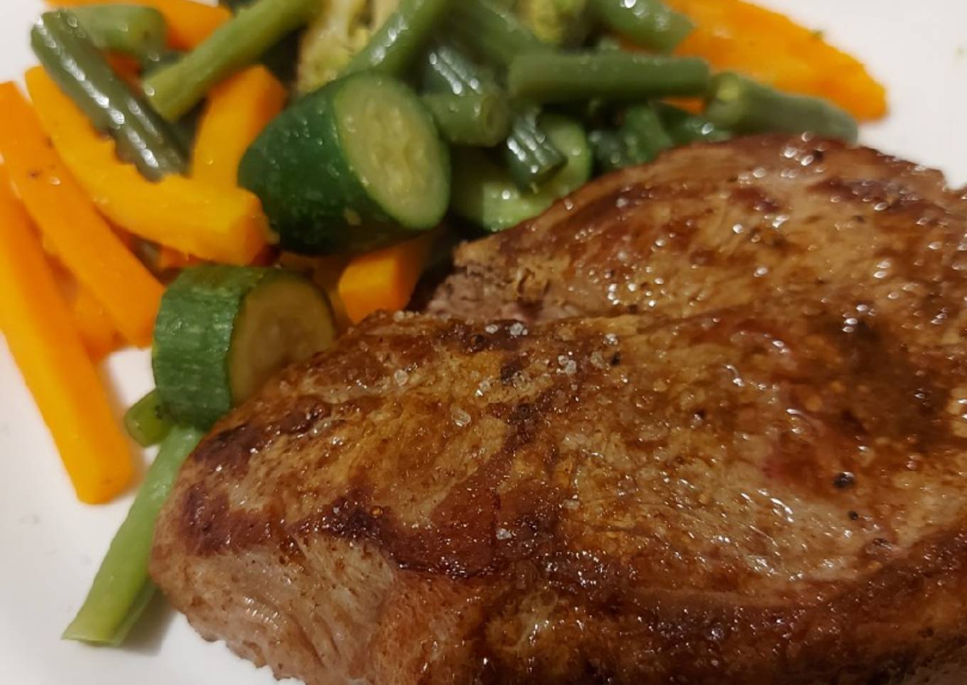 Sirloin Steak, Mushroom Sauce & Steamed Mix Veggies!