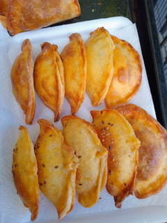 Una foto de EMPANADAS DE QUESO Y CEBOLLAS 🧀🧀🧀🧅🧅🧅CON MASA CASERA 😊😊🥰😋😋😋😜🙃🙃🙃😋🥰💪💪😗👌