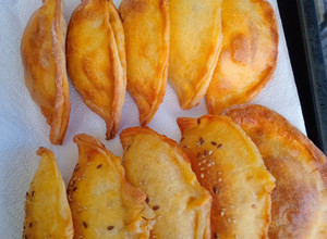 Una foto de EMPANADAS DE QUESO Y CEBOLLAS 🧀🧀🧀🧅🧅🧅CON MASA CASERA 😊😊🥰😋😋😋😜🙃🙃🙃😋🥰💪💪😗👌