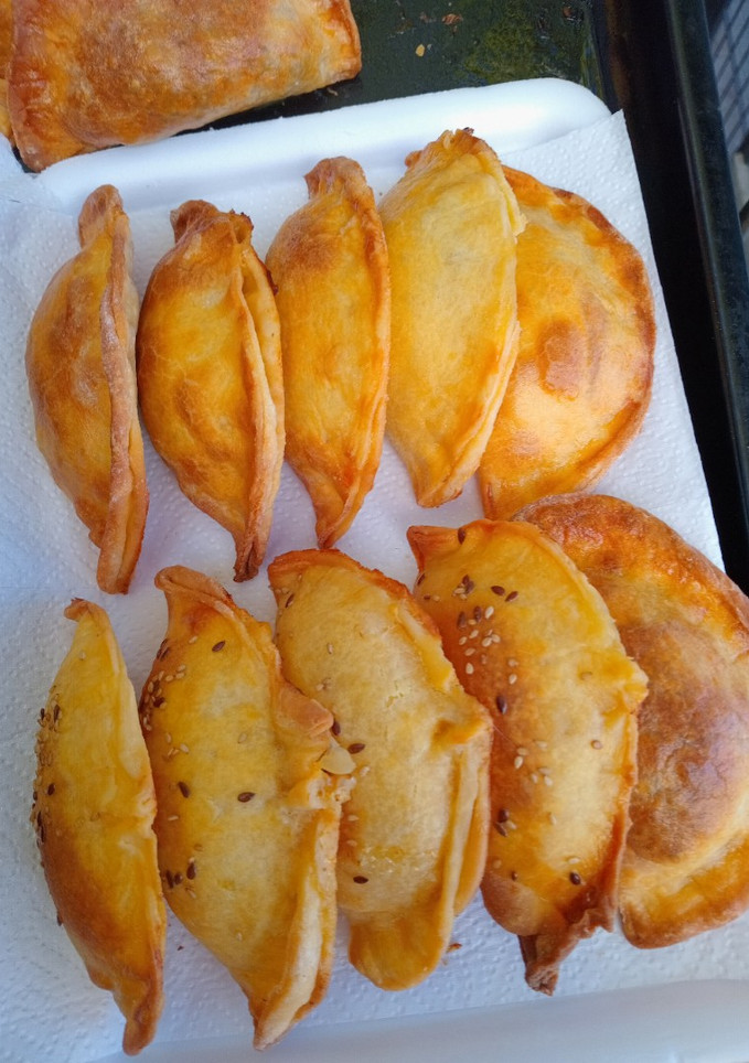 Una foto de EMPANADAS DE QUESO Y CEBOLLAS 🧀🧀🧀🧅🧅🧅CON MASA CASERA 😊😊🥰😋😋😋😜🙃🙃🙃😋🥰💪💪😗👌