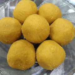 A picture of Besan (Besan ke ladoo).