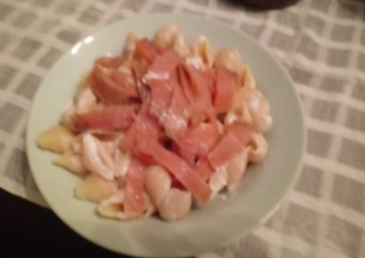 Recipe of Speedy Pasta with ricotta and smoked salmon