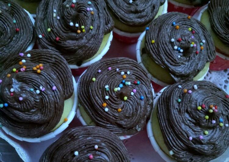 Resep Choco Vanilla Cupcake dengan Selai Strawberry (Tanpa Mixer) yang Lezat Sekali