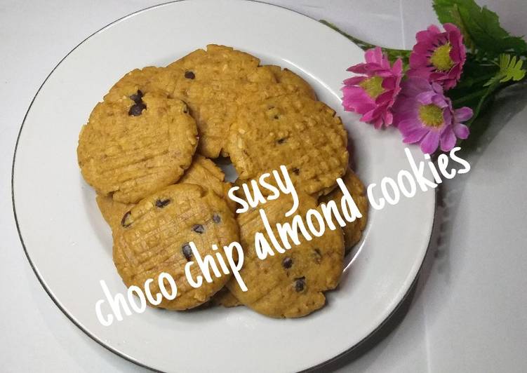 Choco chips almond cookies
