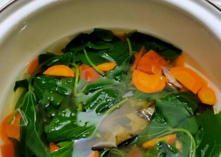 Langkah Mudah untuk Menyiapkan Sayur bening daun ubi &amp; wortel yang Lezat