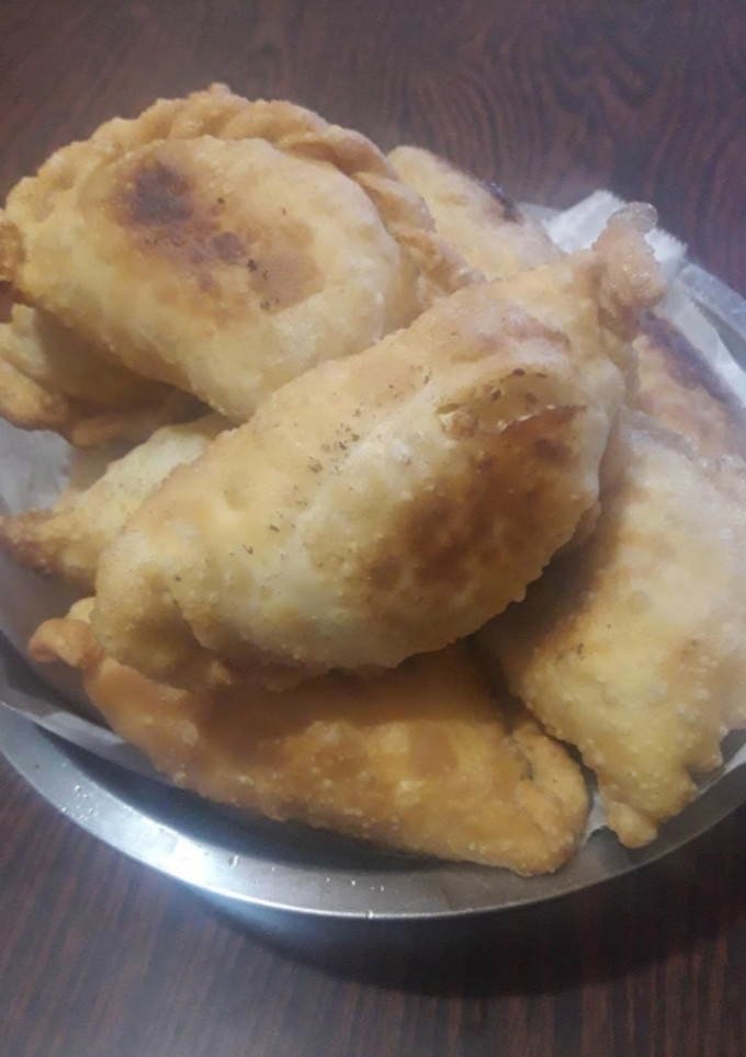 Una foto de Empanadas de pollo fritas..🥟