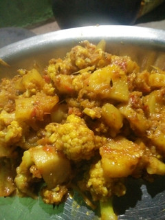 गोभी आलू की सब्जी (Gobhi aloo ki sabzi recipe in hindi) रेसिपी मुख्य फोटो