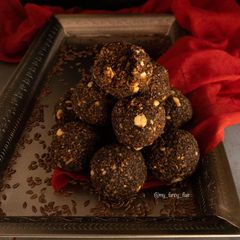 A picture of Flaxseed-Peanut-Sesame laddoo.