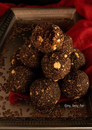 A picture of Flaxseed-Peanut-Sesame laddoo.