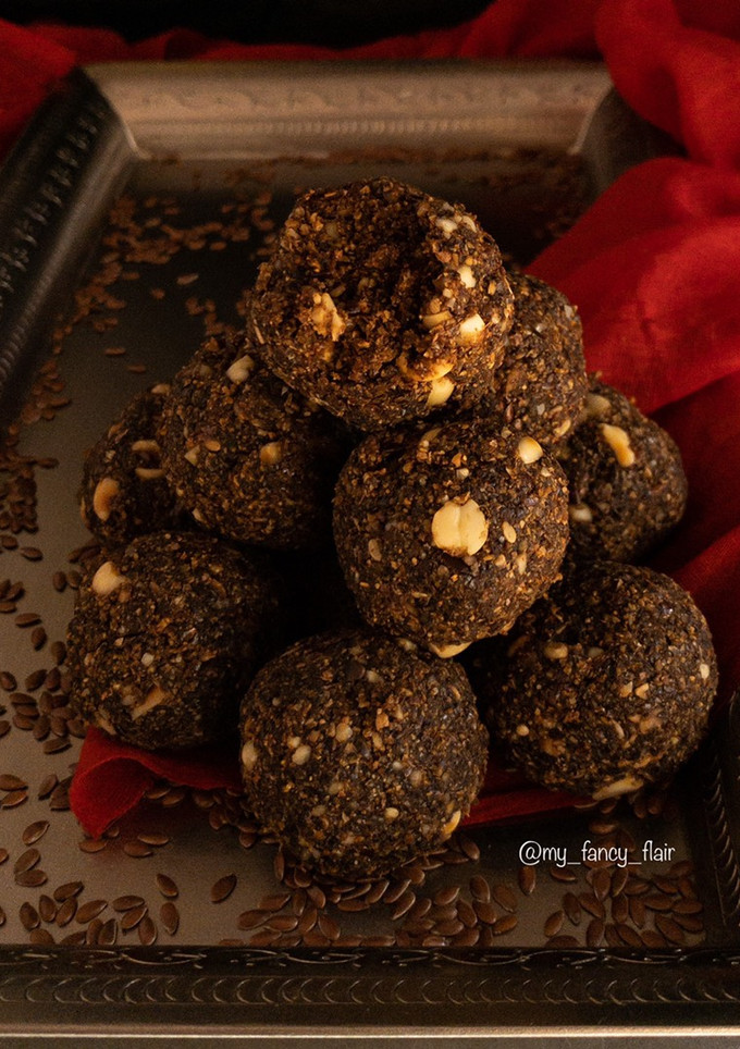 A picture of Flaxseed-Peanut-Sesame laddoo.