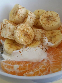 Una foto de Yogur griego natural con plátano, mandarina y canela