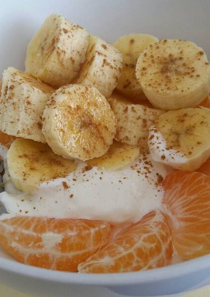 Una foto de Yogur griego natural con plátano, mandarina y canela