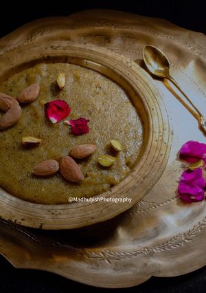 A picture of Hara Moong Halwa.