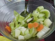 Una foto de ensalada de kiwi