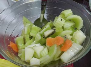 Una foto de Ensalada de apio y fruta