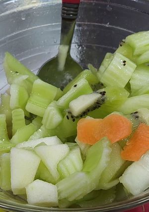 Una foto de Ensalada de apio y fruta