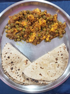 मटर पनीर (matar paneer recipe in Hindi) रेसिपी मुख्य फोटो