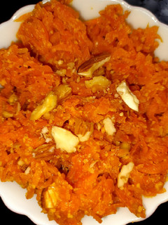 गाजर हलवा (gajar halwa recipe in marathi) रेसिपी चे मुख्य फोटो