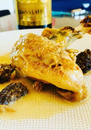 Une photo de Suprêmes de pintades aux morilles et champagne