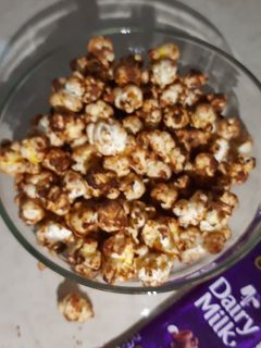 चॉकलेट पॉपकॉर्न (Chocolate popcorn recipe in Hindi) रेसिपी मुख्य फोटो
