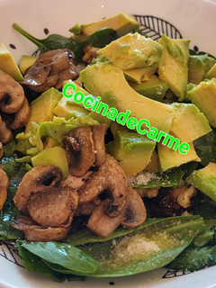 Una foto de Ensalada de espinacas con champiñones y aguacate