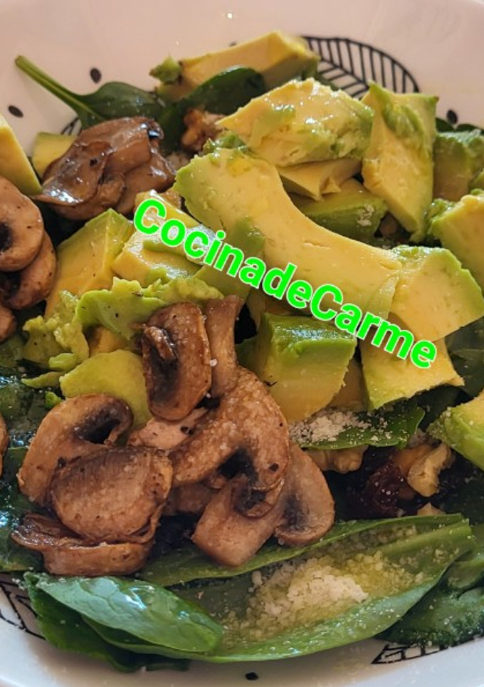 Una foto de Ensalada de espinacas con champiñones y aguacate