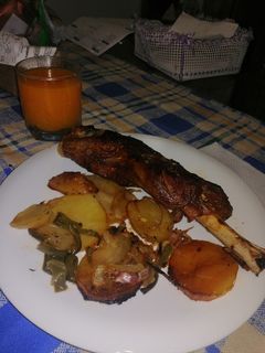Una foto de Paletillas de cordero con patatas, cebolla y pimiento al horno