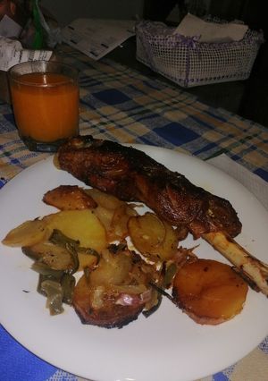 Una foto de Paletillas de cordero con patatas, cebolla y pimiento al horno