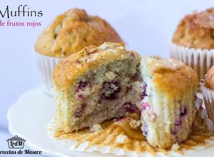 Una foto de Muffins de bayas rojas