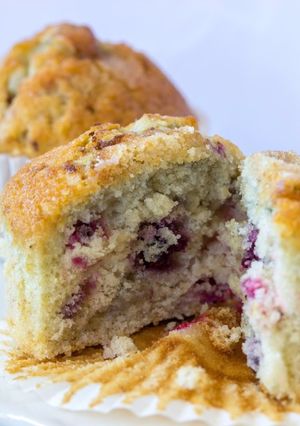 Una foto de Muffins de bayas rojas