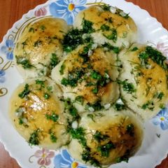 A picture of Ukrainian garlic bread ('pampushky') 🍞🧄🌱.