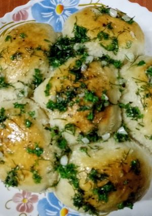 A picture of Ukrainian garlic bread ('pampushky') 🍞🧄🌱.