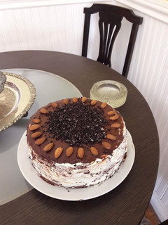 Una foto de Torta de chocolate, dulce de leche y crema chantilly
