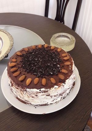 Una foto de Torta de chocolate, dulce de leche y crema chantilly