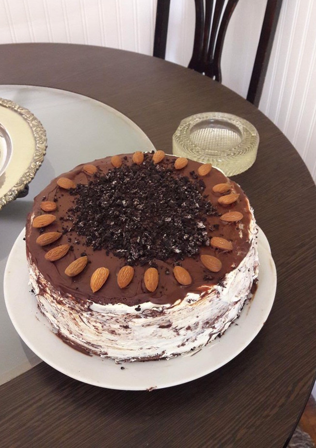Una foto de Torta de chocolate, dulce de leche y crema chantilly