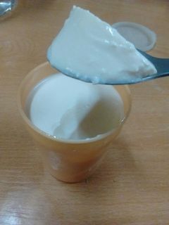 Una foto de Yogur casero con leche en polvo Con o sin yogurtera