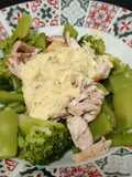 Ensalada de pollo, brócoli y judías verdes, con aliño de mahonesa y mostaza