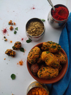 મેથી મુઠીયા (Methi Muthiya Recipe in Gujarati) રેસીપી મુખ્ય ફોટો