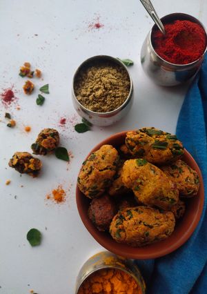 મેથી મુઠીયા (Methi Muthiya Recipe in Gujarati) રેસીપી મુખ્ય ફોટો